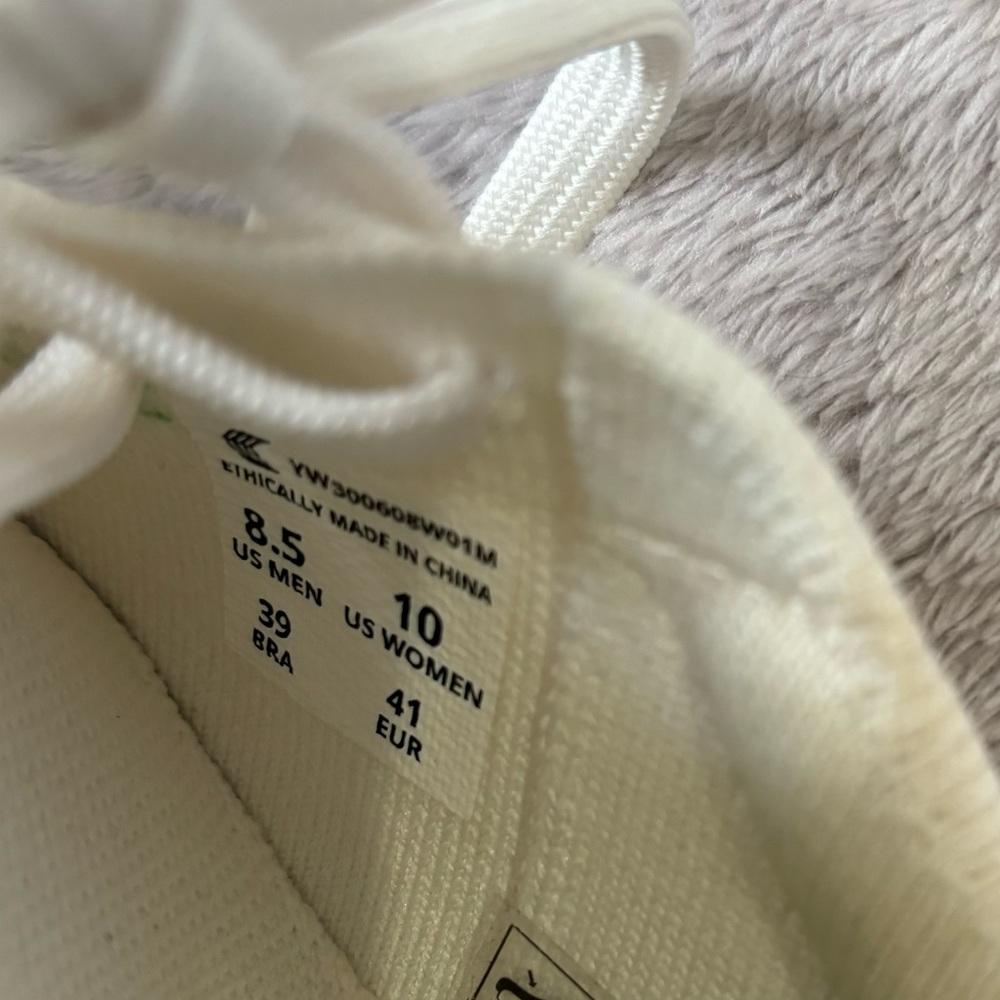 Cariuma White Knit Low-Top Sneakers with Green Details - Picture 3 of 9